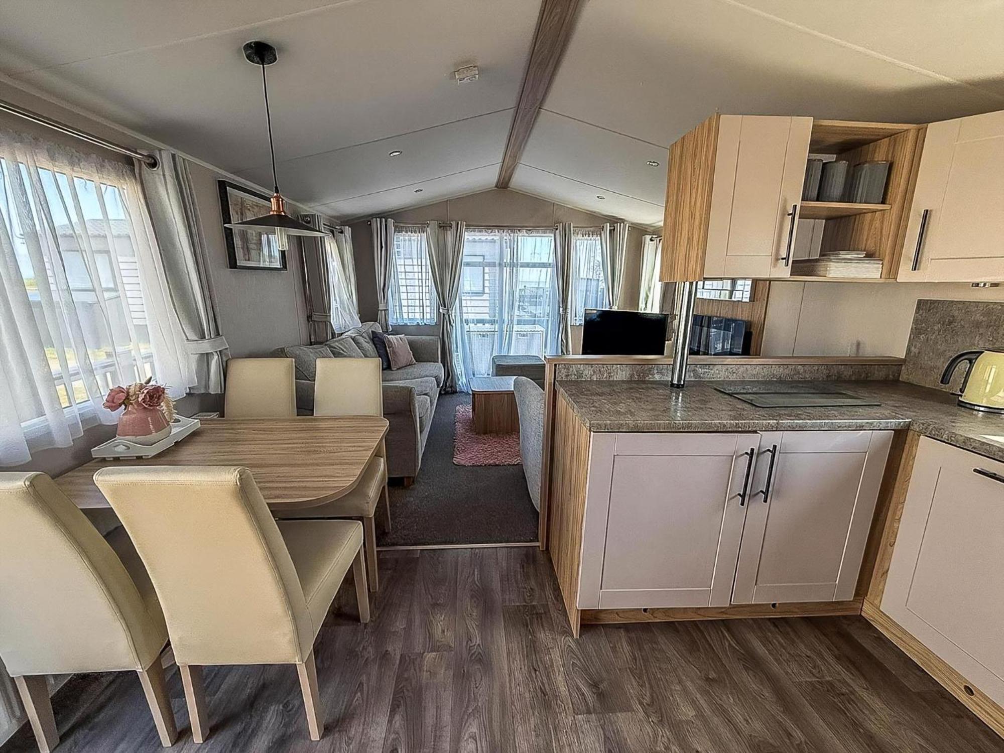 Beautiful 6 Berth Caravan, Nearby Beach In Suffolk Ref 68016Bs โลเวสทอฟต์ ภายนอก รูปภาพ